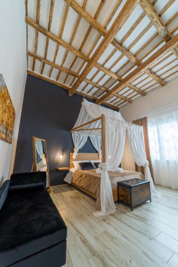 White Luxury Marsala